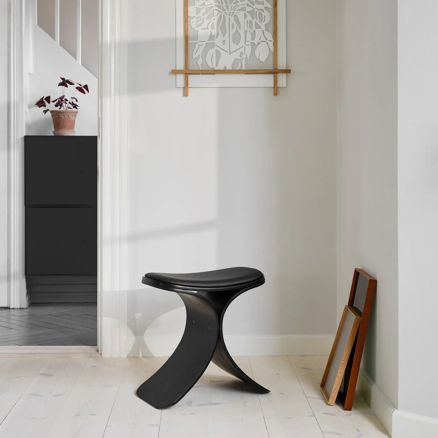 Gejst Luno Stool, Black Oak/Black Leather