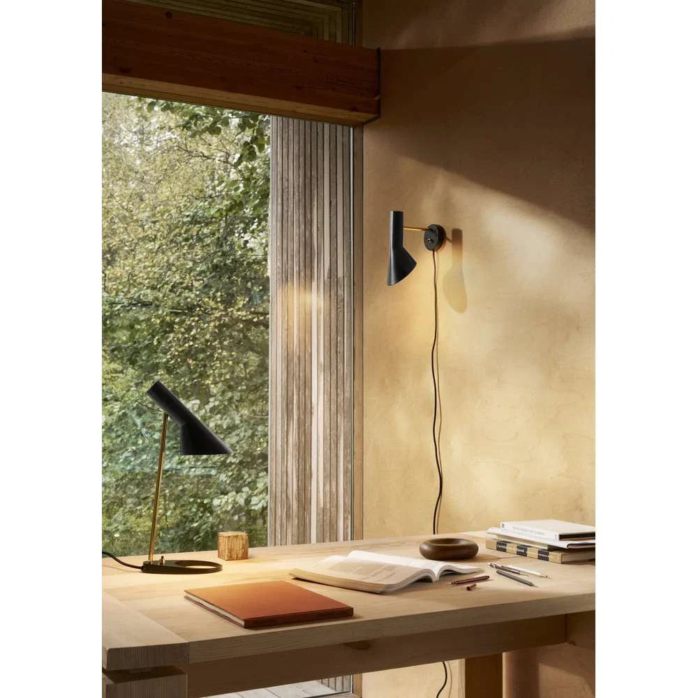 Nástěnná lampa Louis Poulsen Aj, pevné připojení, mosaz/černá 