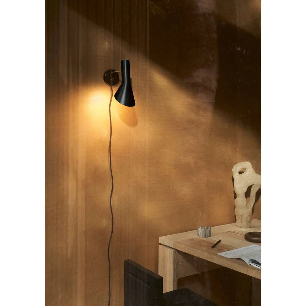 Nástěnná lampa Louis Poulsen Aj, pevné připojení, mosaz/černá 