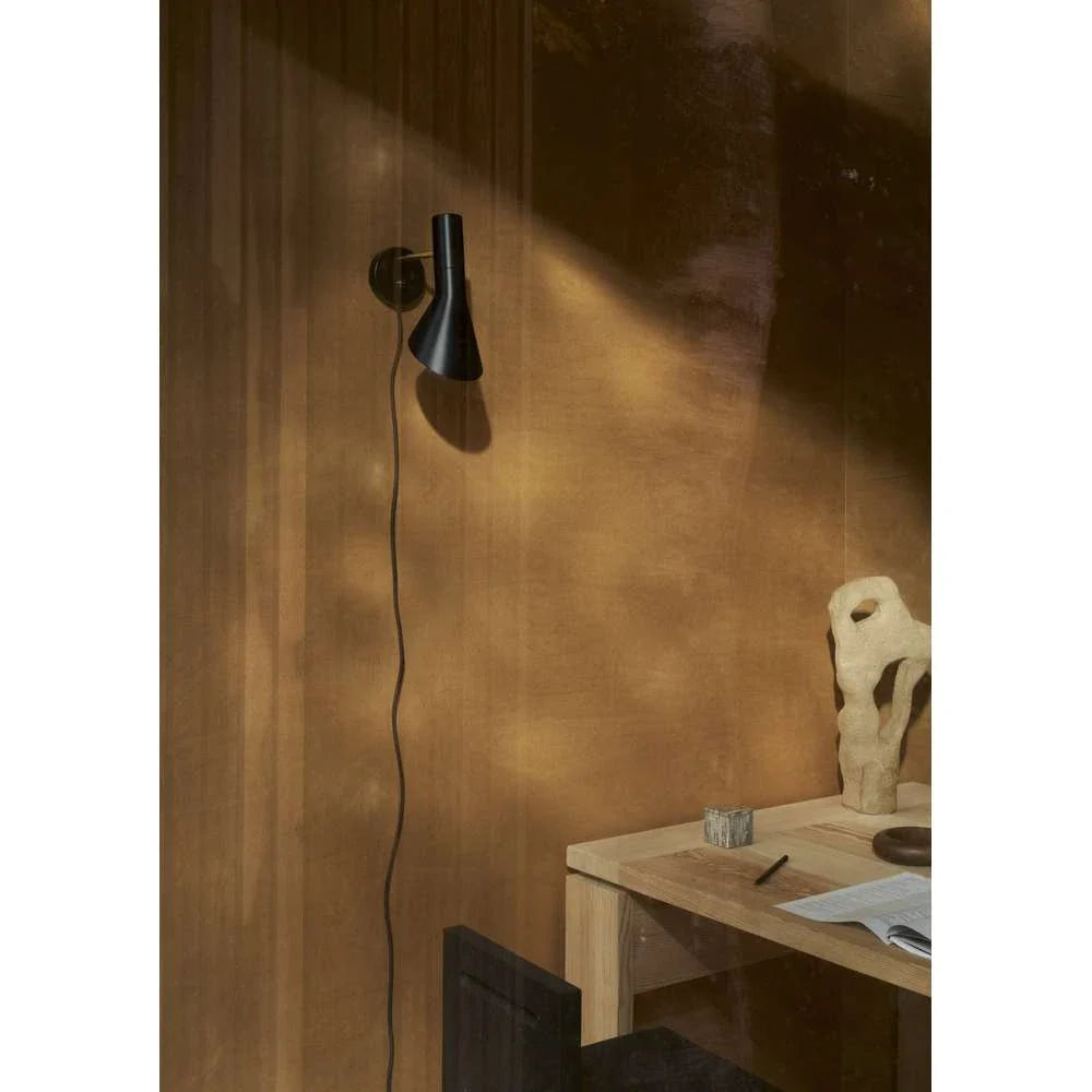 Nástěnná lampa Louis Poulsen Aj, pevné připojení, mosaz/černá 