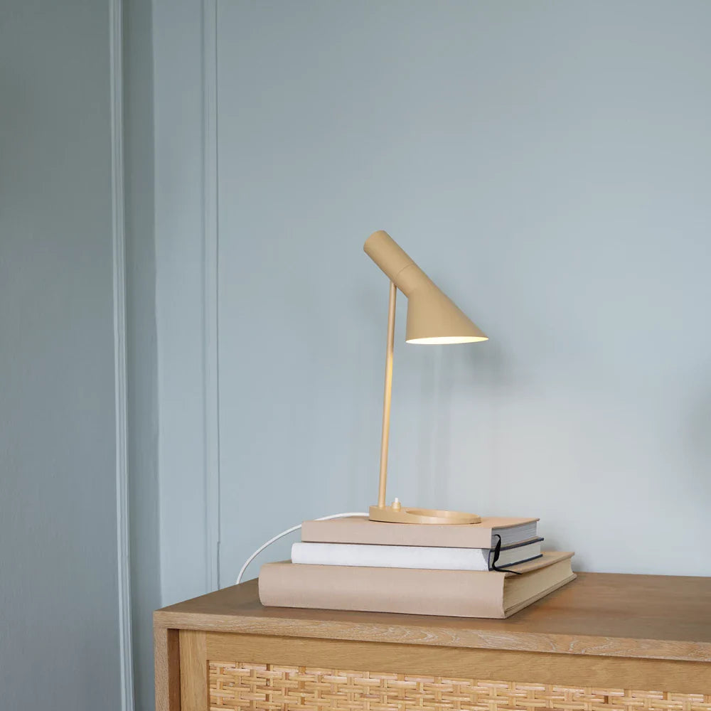 Stolní lampa Louis Poulsen AJ Mini, teplý písek 