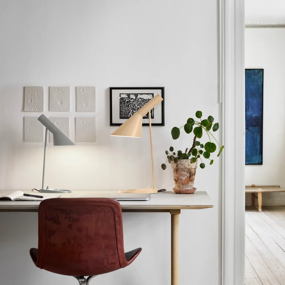 Stolní lampa Louis Poulsen AJ Mini, teplá šedá 