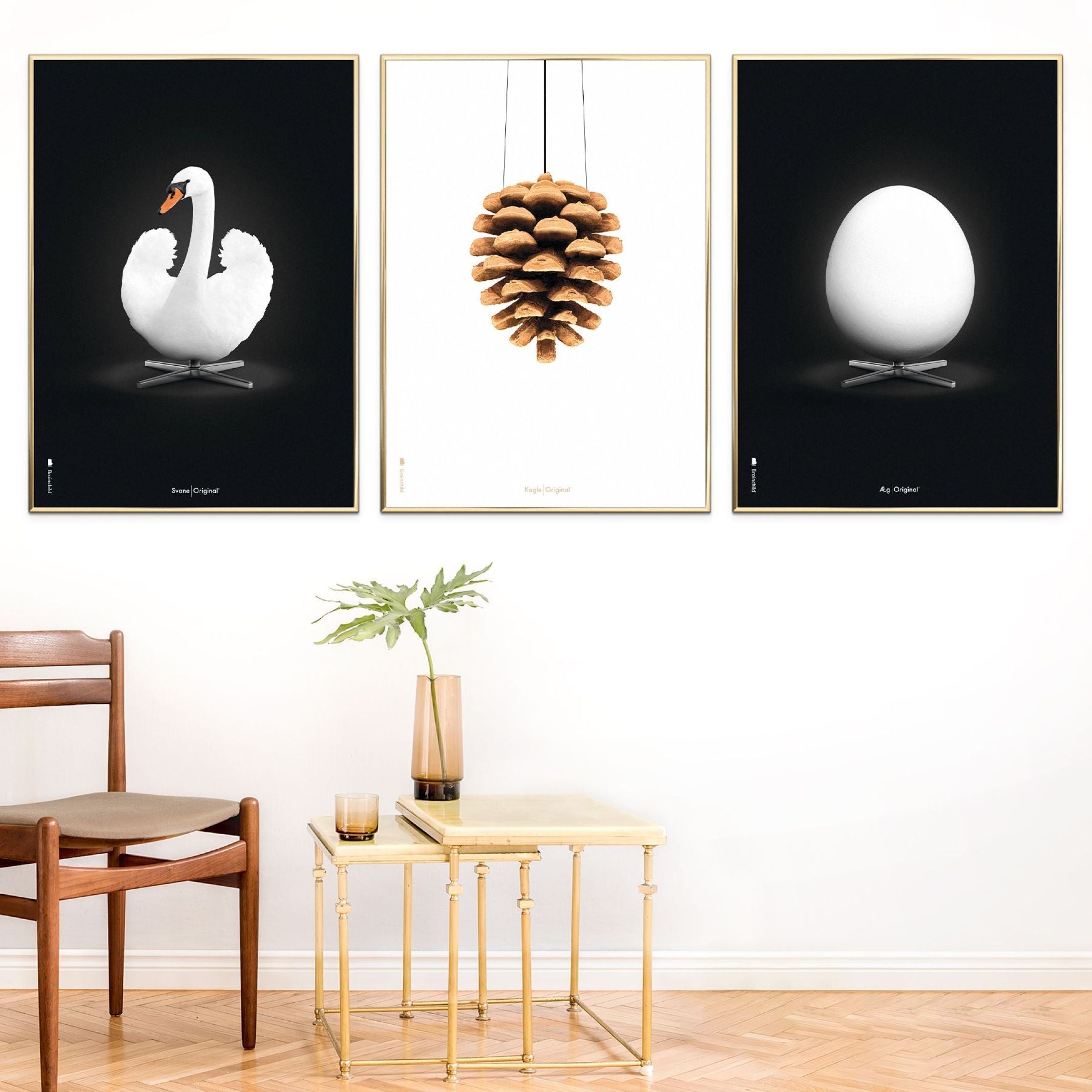 brainchild Swan Classic plakat, ramme lavet af mørk træ 30x40 cm, hvid/hvid baggrund