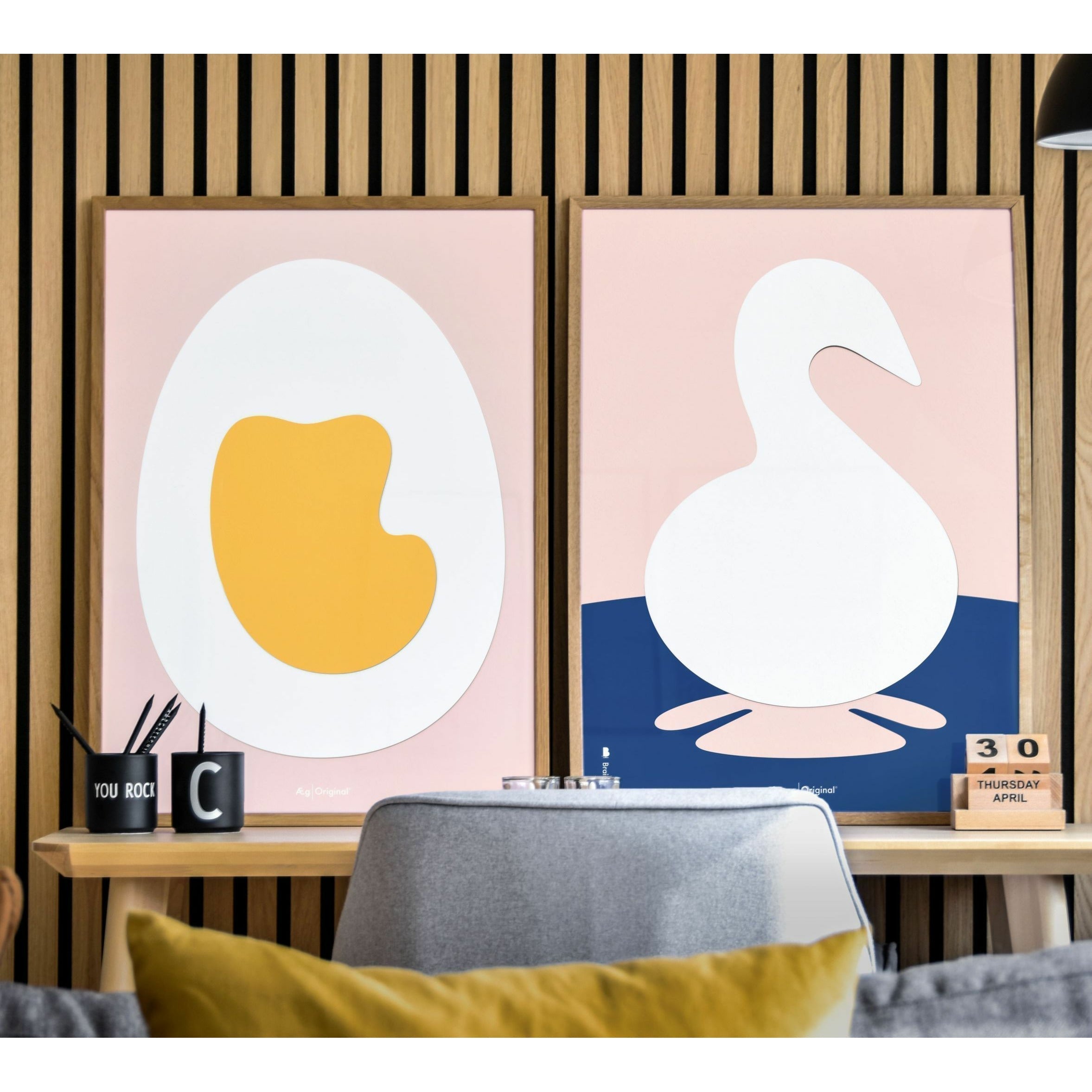 Brainchild Swan Paper Clip plakat, messingfarvet ramme 50x70 cm, lyserød baggrund