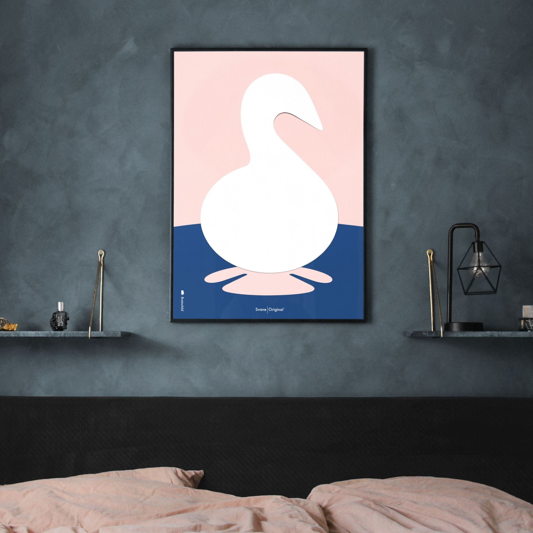 Brainchild Swan Paper Clip plakat, ramme lavet af mørk træ 50x70 cm, lyserød baggrund