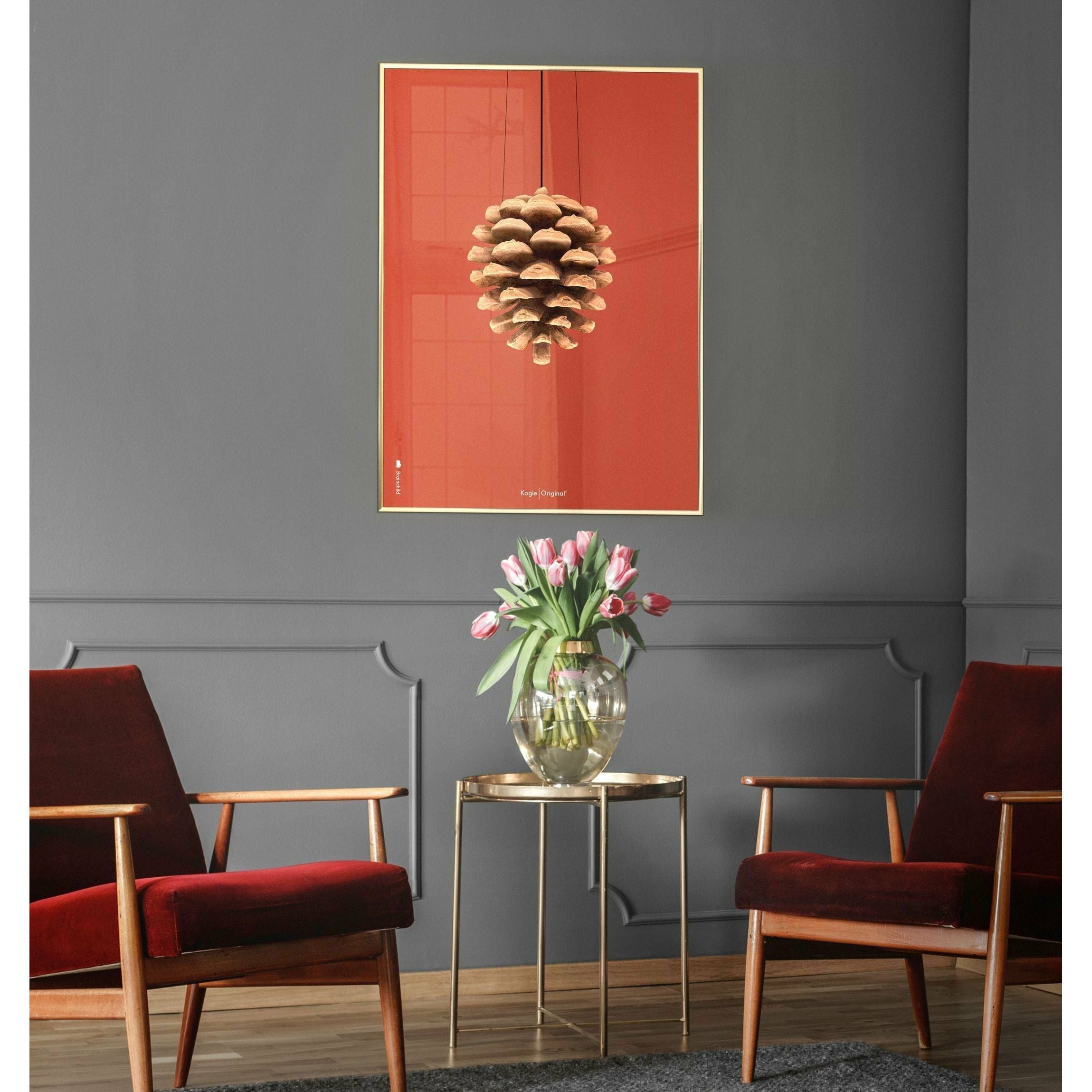 brainchild Pine Cone Classic Poster, Brass farvet ramme 70 x100 cm, rød baggrund