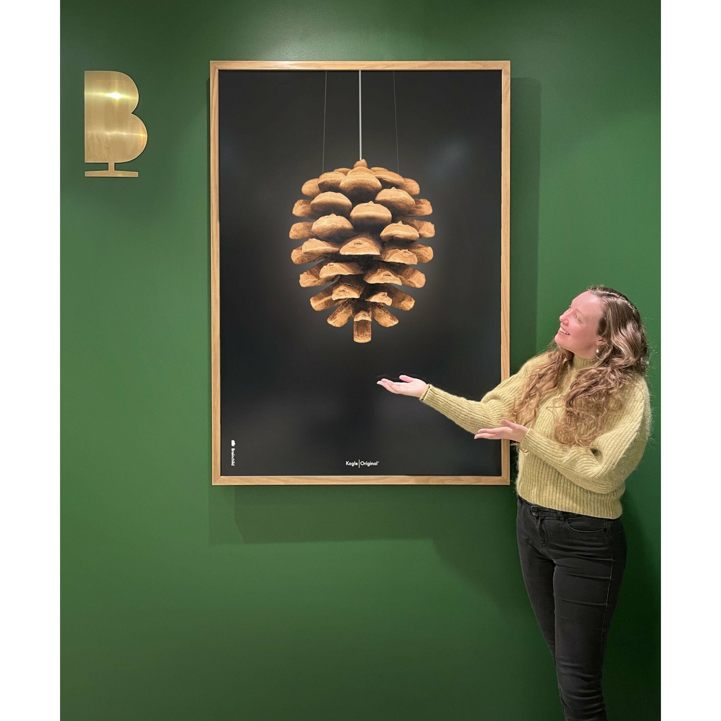 brainchild Pine Cone Classic Poster, ramme lavet af let træ 70x100 cm, sort baggrund