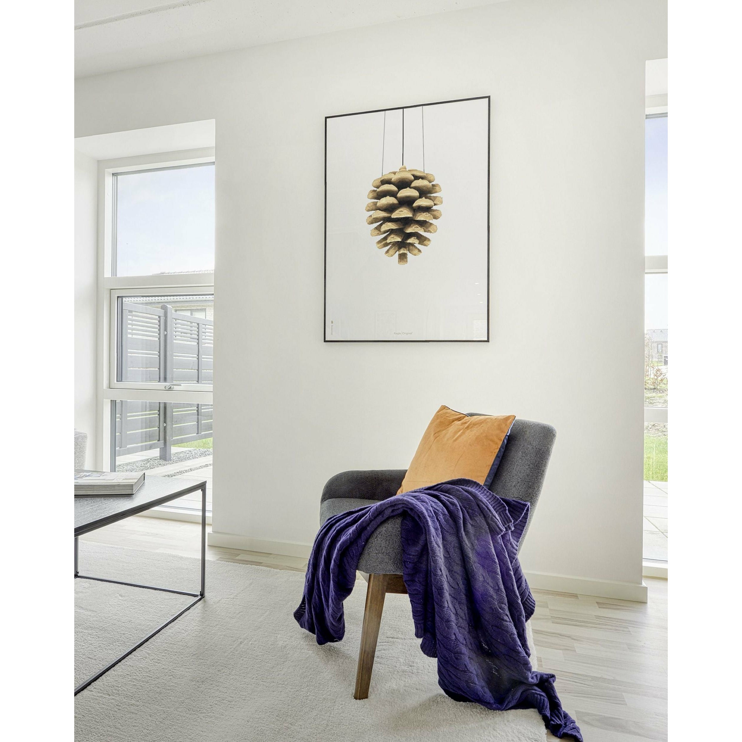 Brainchild Pine Cone Classic Poster, ramme lavet af let træ 70x100 cm, hvid baggrund