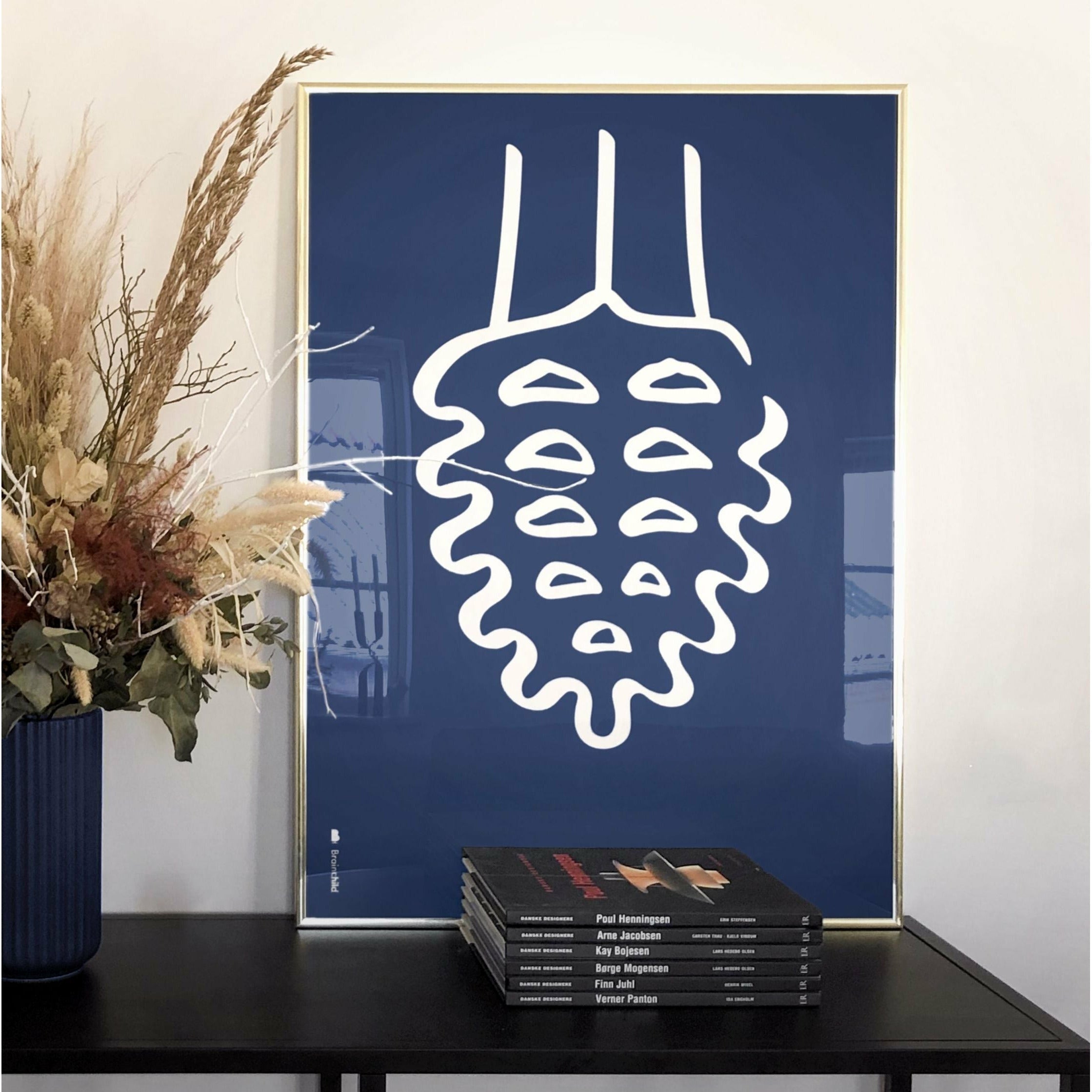 Brainchild Pine Cone Line -plakat, messingfarvet ramme 50x70 cm, blå baggrund