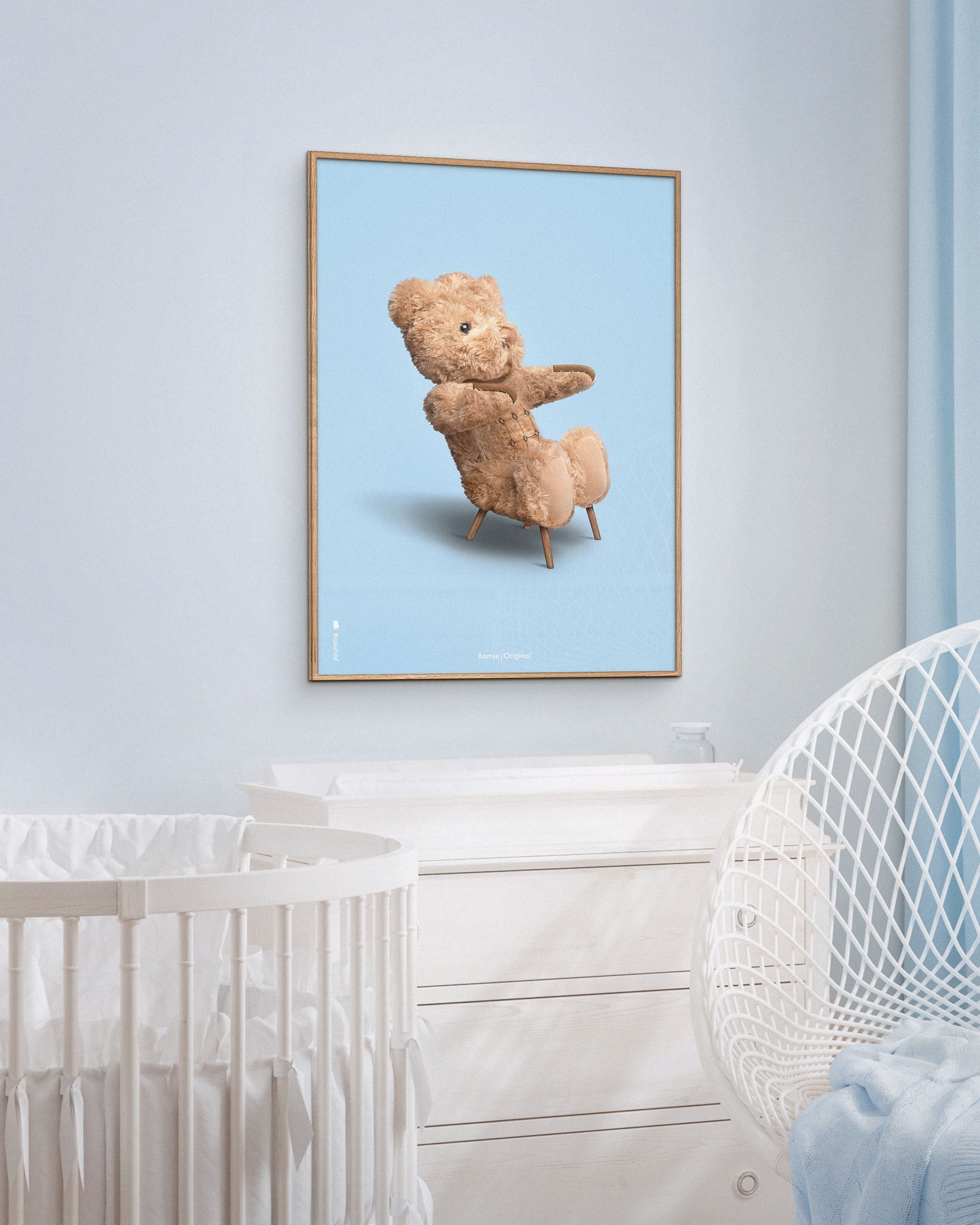 Brainchild Teddy Bear Classic Poster Frame lavet af Dark Wood Ram 50x70 cm, lyseblå baggrund