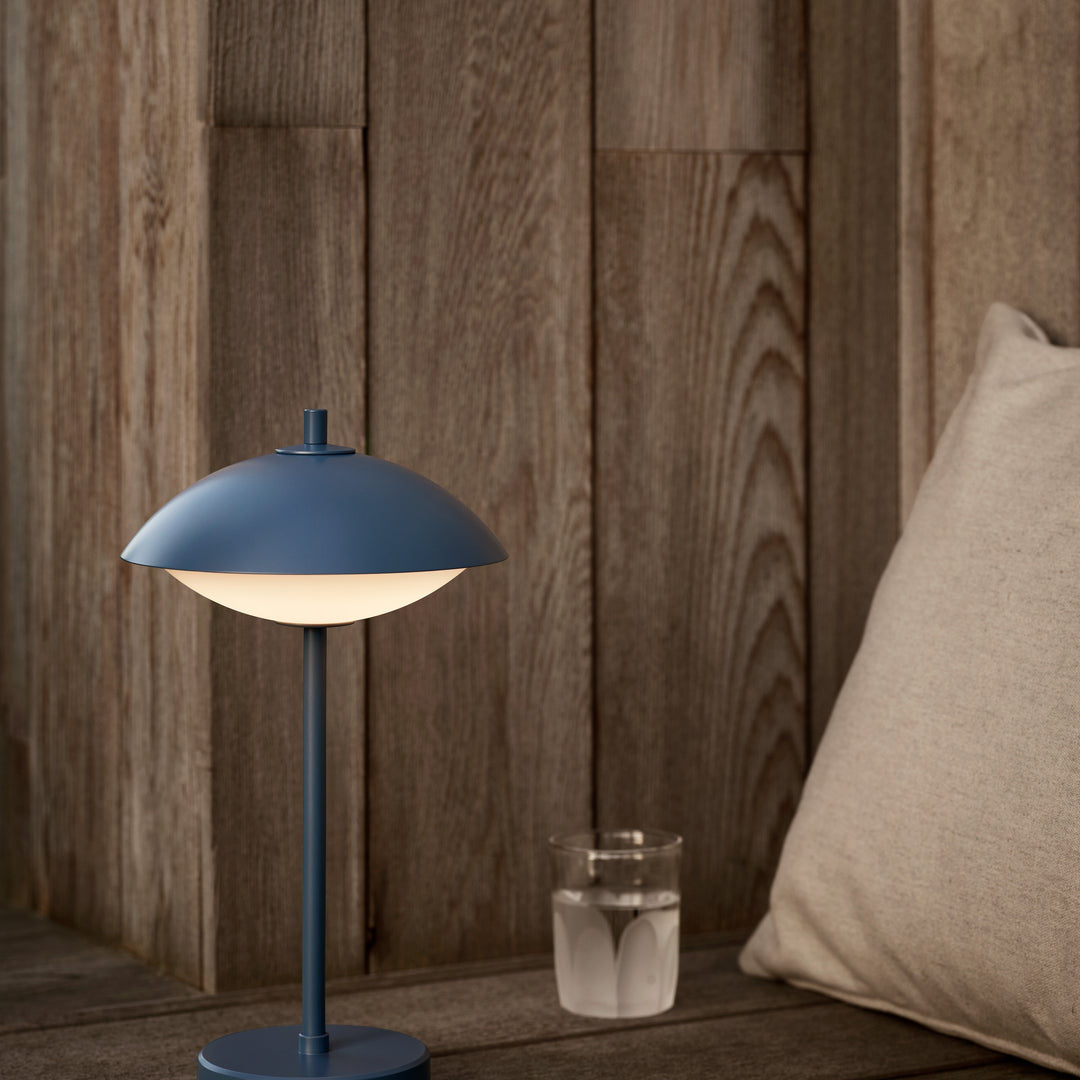 Přenosná lampa Fritz Hansen Clam, soumraková modrá 