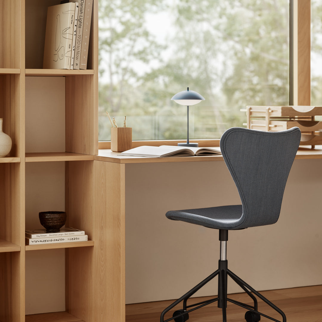 Přenosná lampa Fritz Hansen Clam, soumraková modrá 