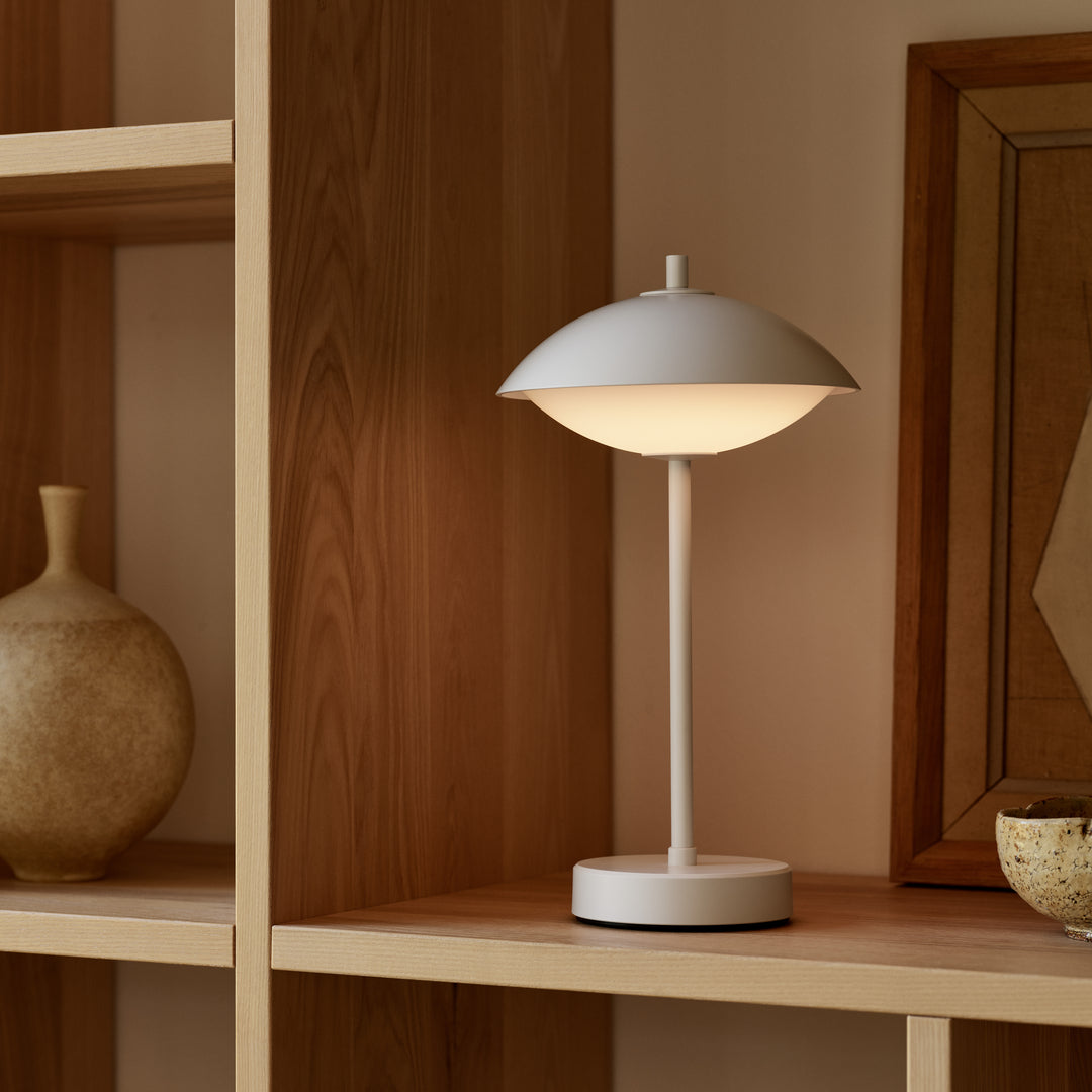 Přenosná lampa Fritz Hansen Clam, bílá 