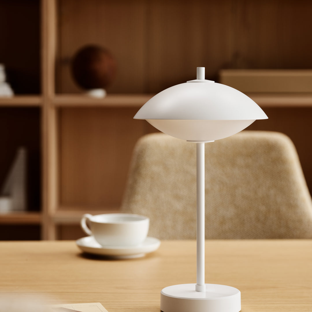 Přenosná lampa Fritz Hansen Clam, bílá 