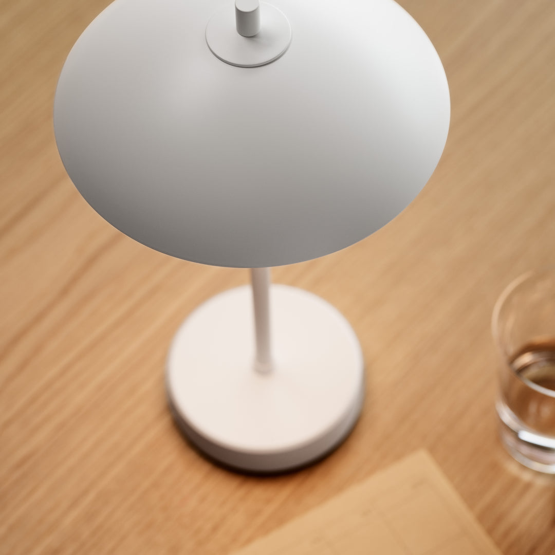 Přenosná lampa Fritz Hansen Clam, bílá 
