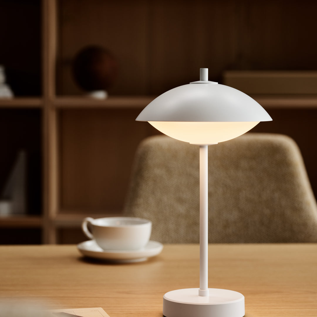 Přenosná lampa Fritz Hansen Clam, bílá 