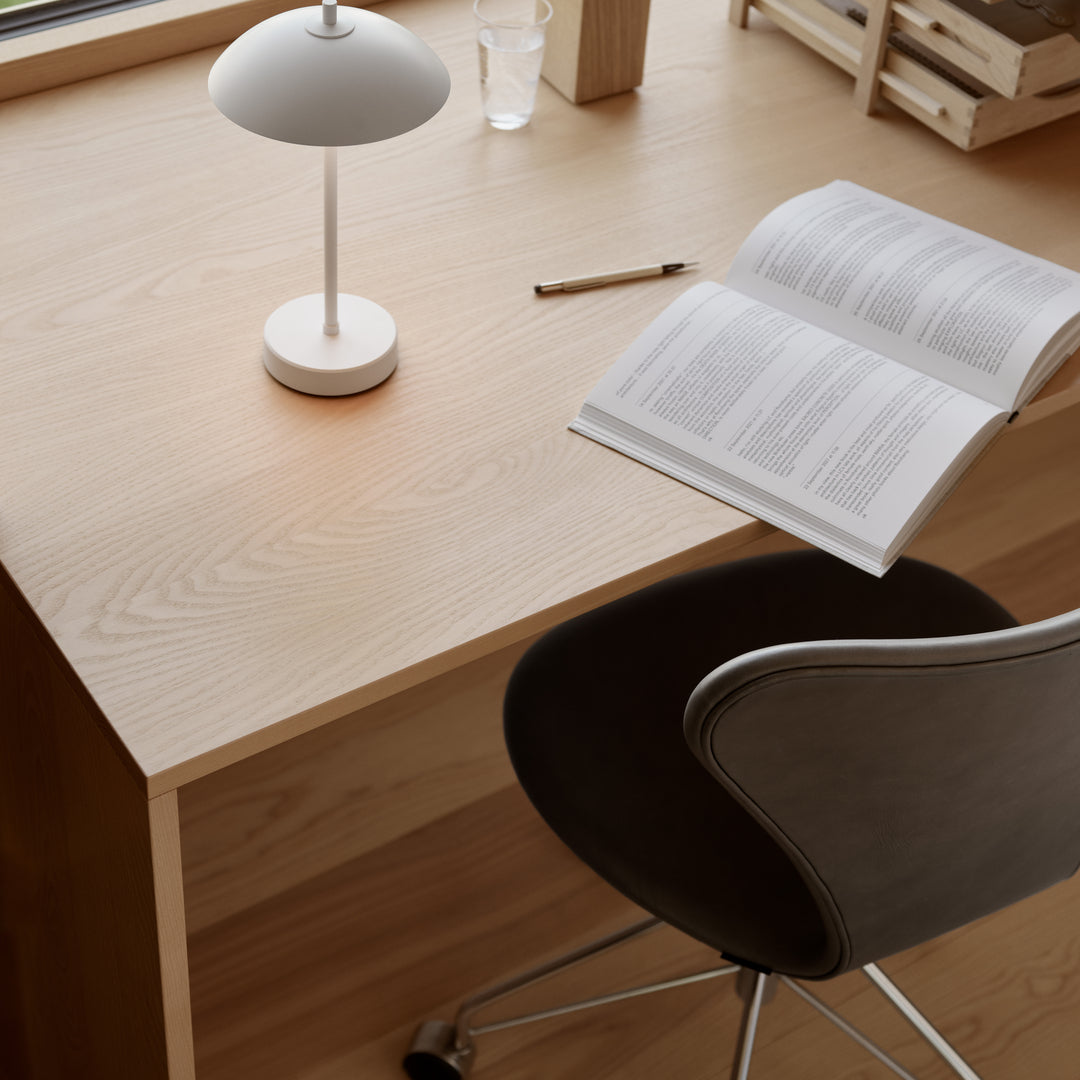 Přenosná lampa Fritz Hansen Clam, bílá 