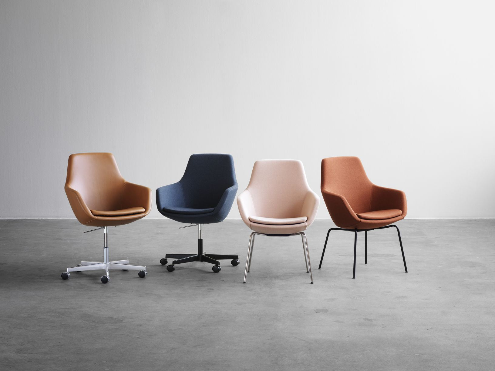 Fritz Hansen Little Giraffe Otočné židle tkanina Christianshavn, světle modrá