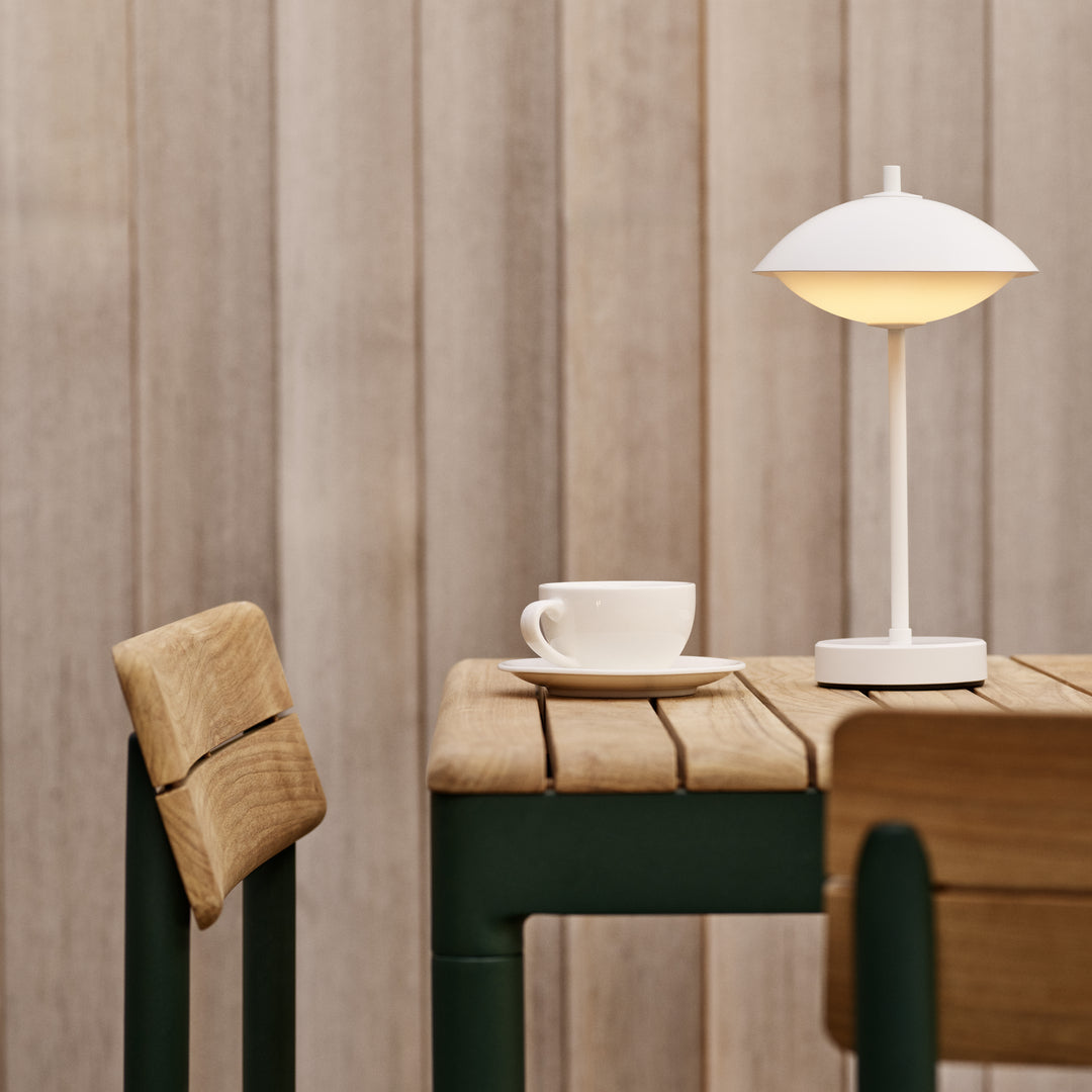 Přenosná lampa Fritz Hansen Clam, bílá 