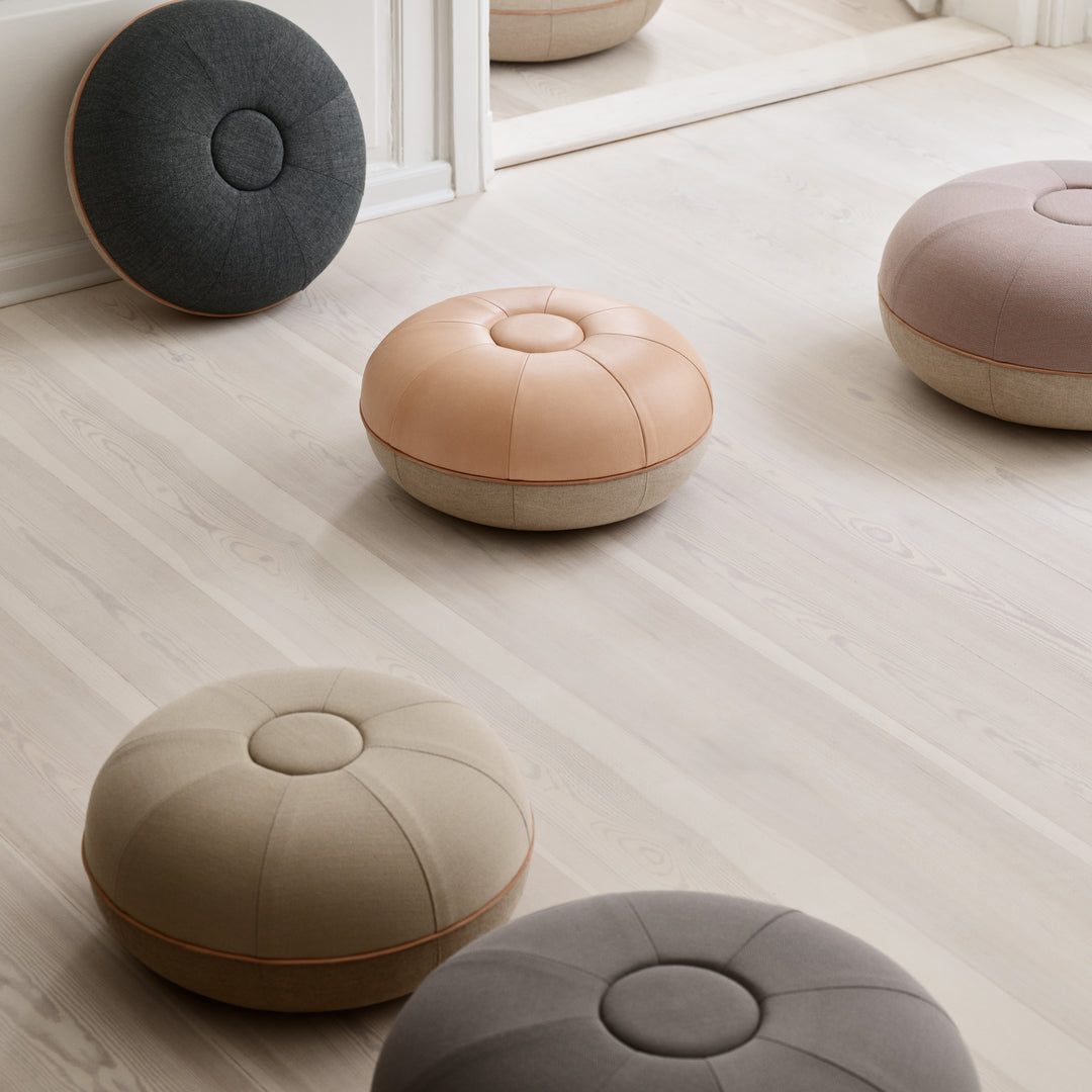 Fritz Hansen CM Pouf Malý, Sunniva Ocelově Šedá 