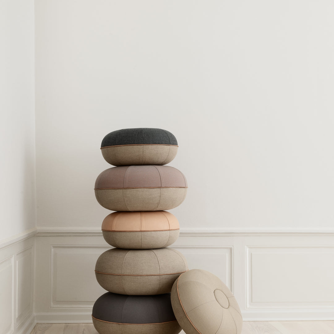 Fritz Hansen CM Pouf Malý, Sunniva Ocelově Šedá 