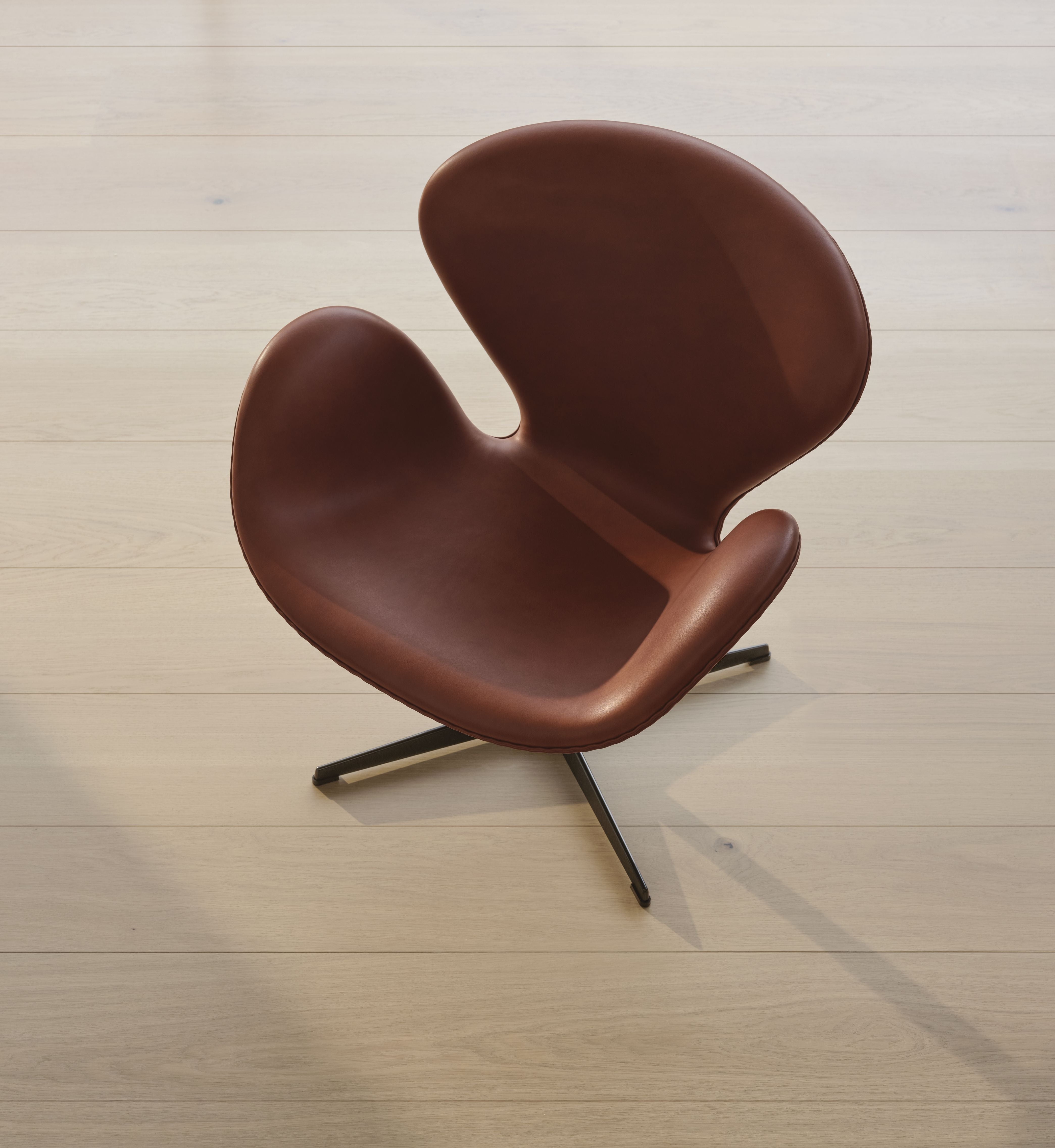 Fritz Hansen Swan Lounge stol, Grace Chestnut Leather Jubilæumskollektion