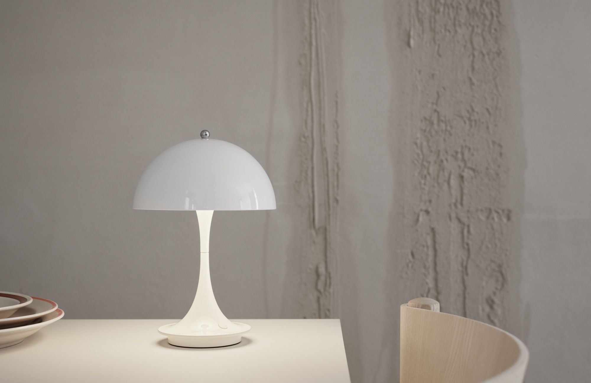Louis Poulsen Panthella 160 Přenosná stolní lampa LED 27 K v2, bílá
