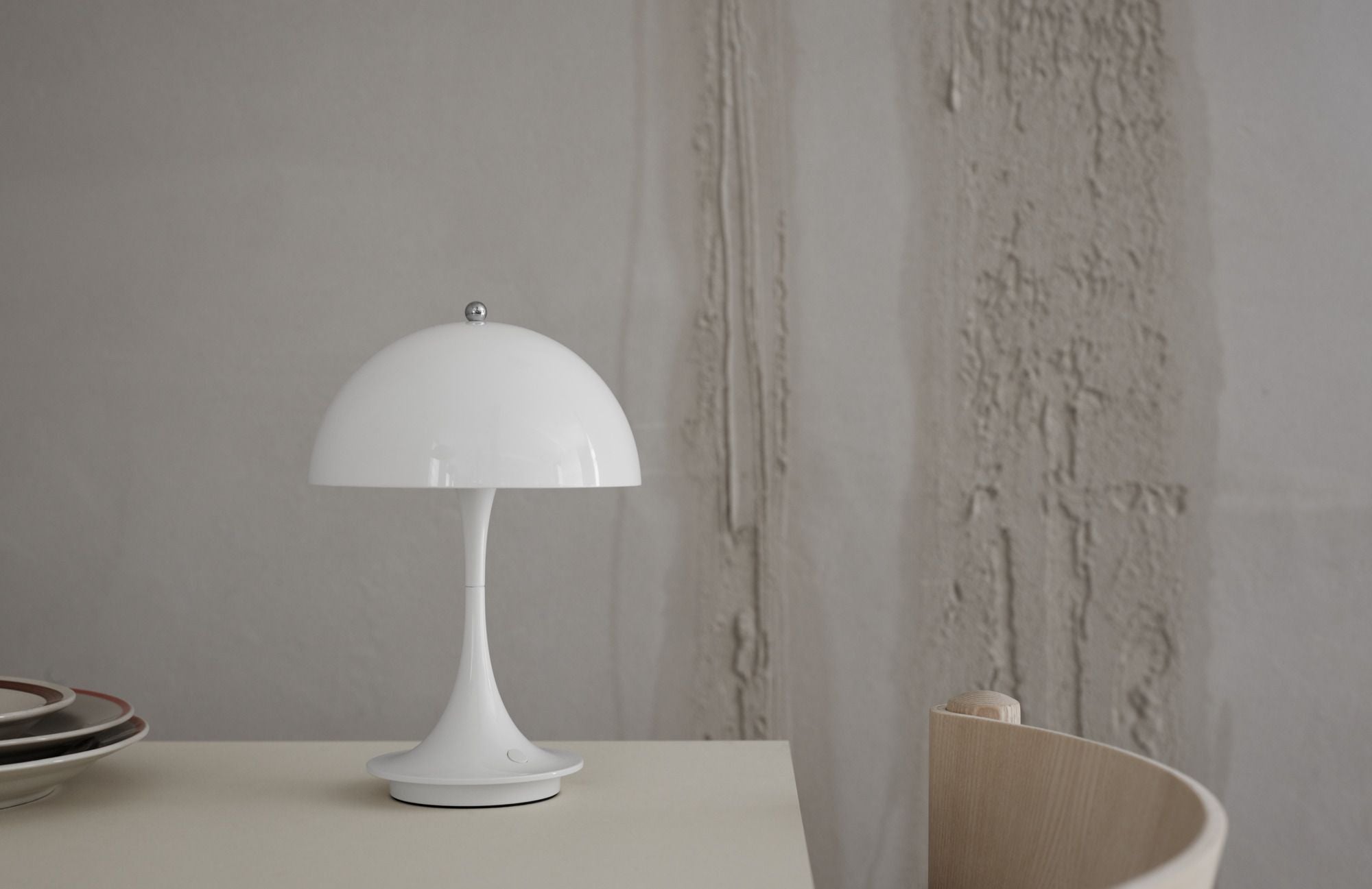 Louis Poulsen Panthella 160 Přenosná stolní lampa LED 27 K v2, bílá