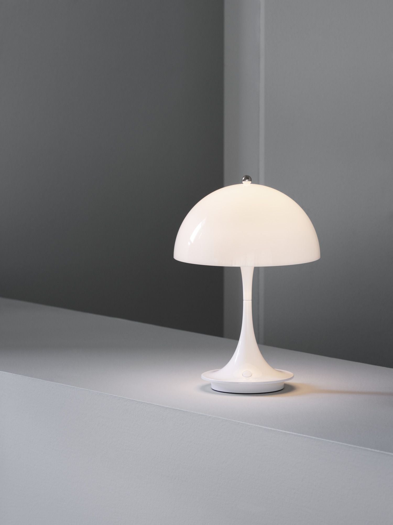 Louis Poulsen Panthella 160 Přenosná stolní lampa LED 27 K v2, bílá