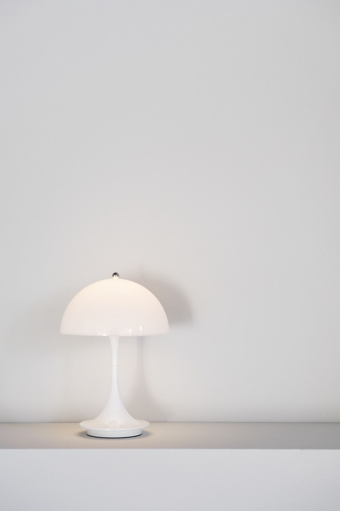 Louis Poulsen Panthella 160 Přenosná stolní lampa LED 27 K v2, bílá