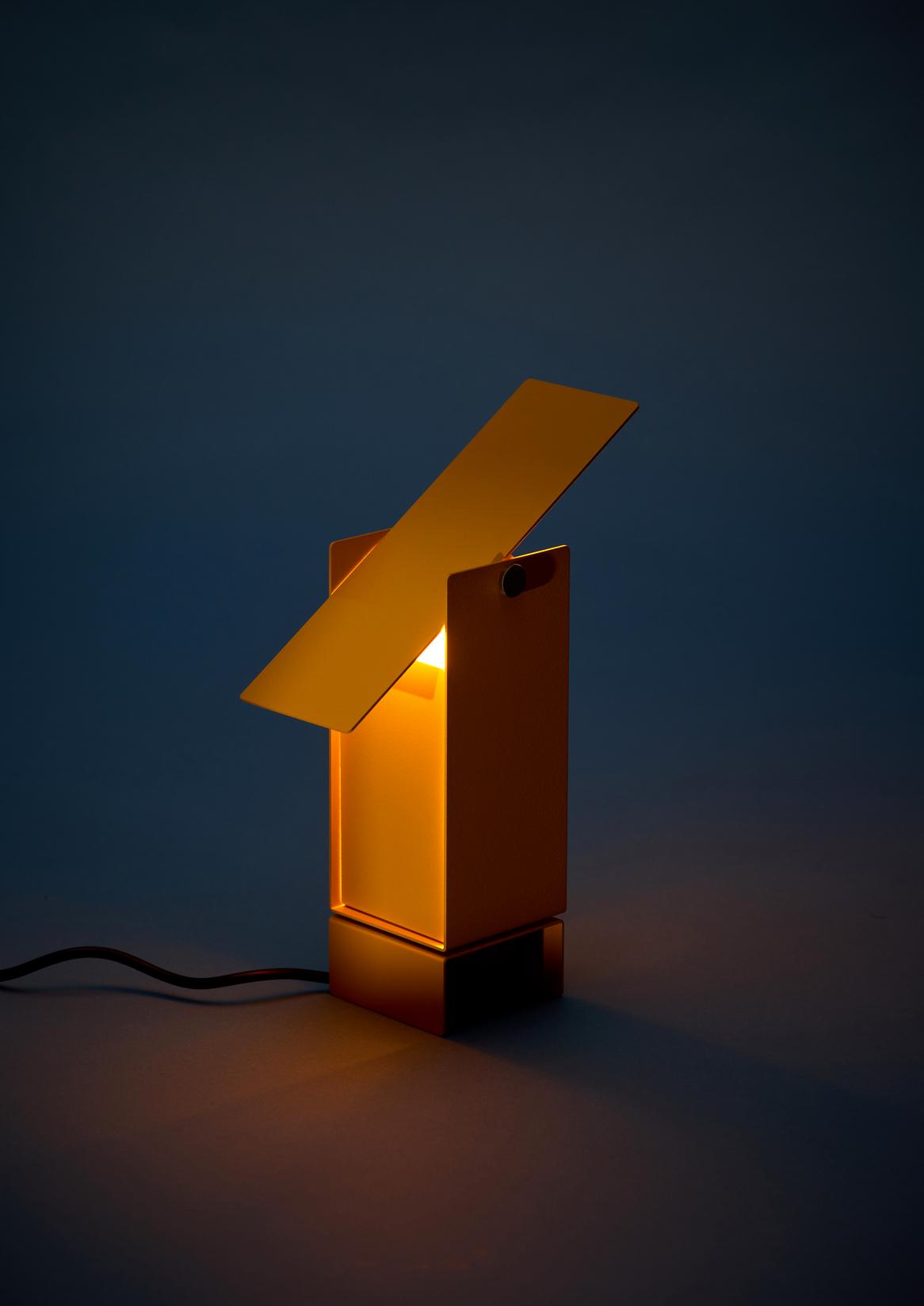 Moebe otočná stolní lampa, žlutá 
