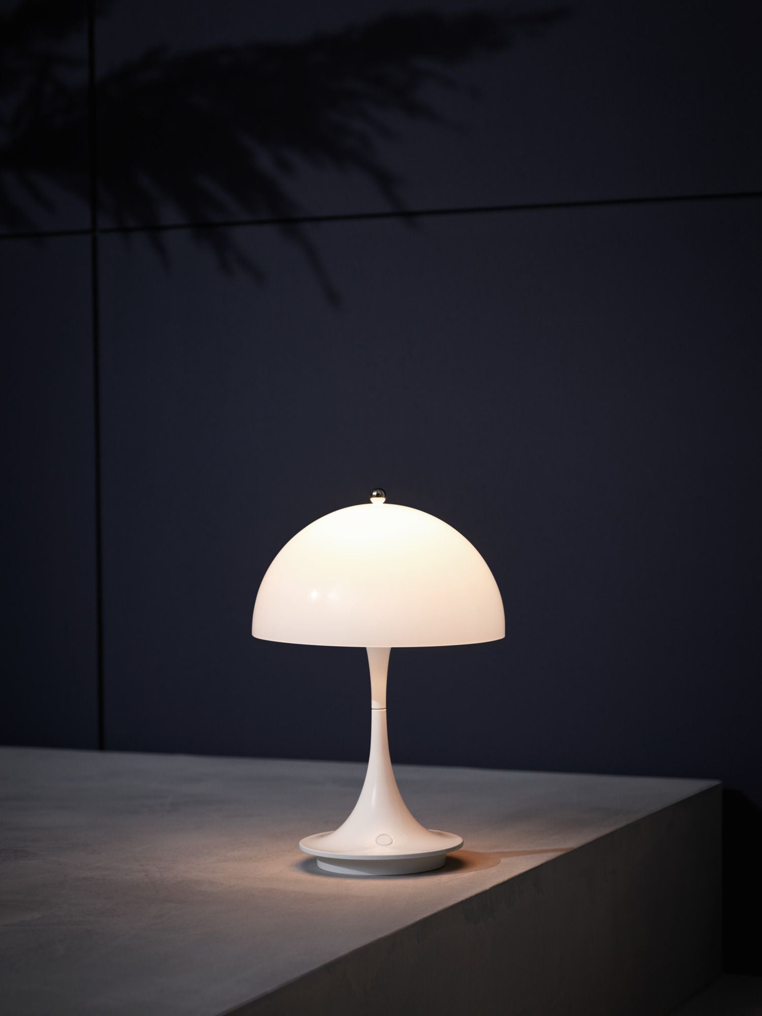 Louis Poulsen Panthella 160 Přenosná stolní lampa LED 27 K v2, bílá