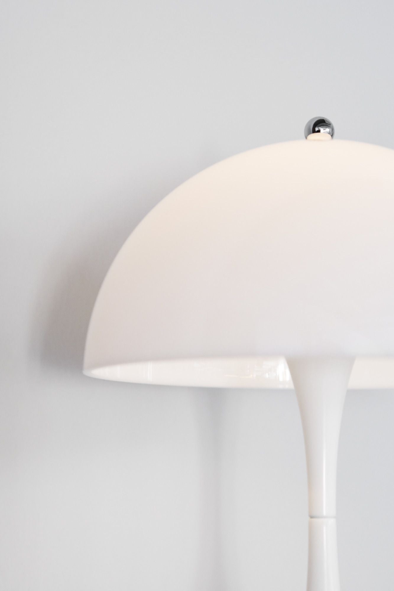 Louis Poulsen Panthella 160 Přenosná stolní lampa LED 27 K v2, bílá