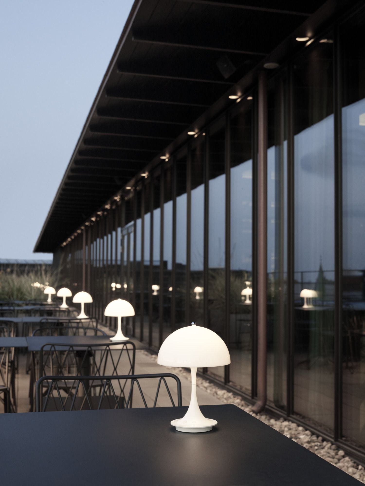 Louis Poulsen Panthella 160 Přenosná stolní lampa LED 27 K v2, bílá