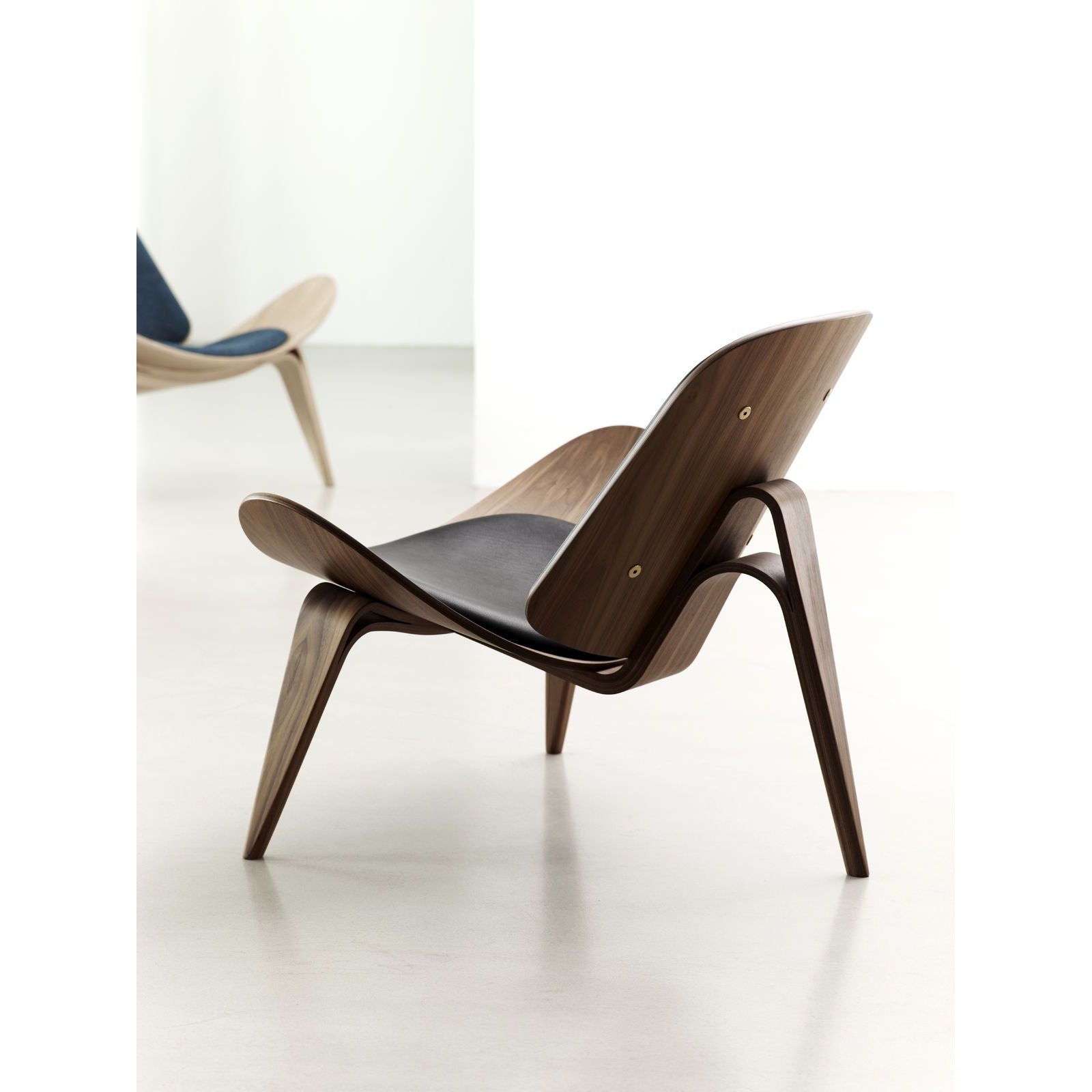 [product_category]-Carl Hansen Ch07 Shell Chair White Oil Oak/Black Leather Thor 301-Carl Hansen-CH07-thor301-oakwhiteoiled-CAR-2