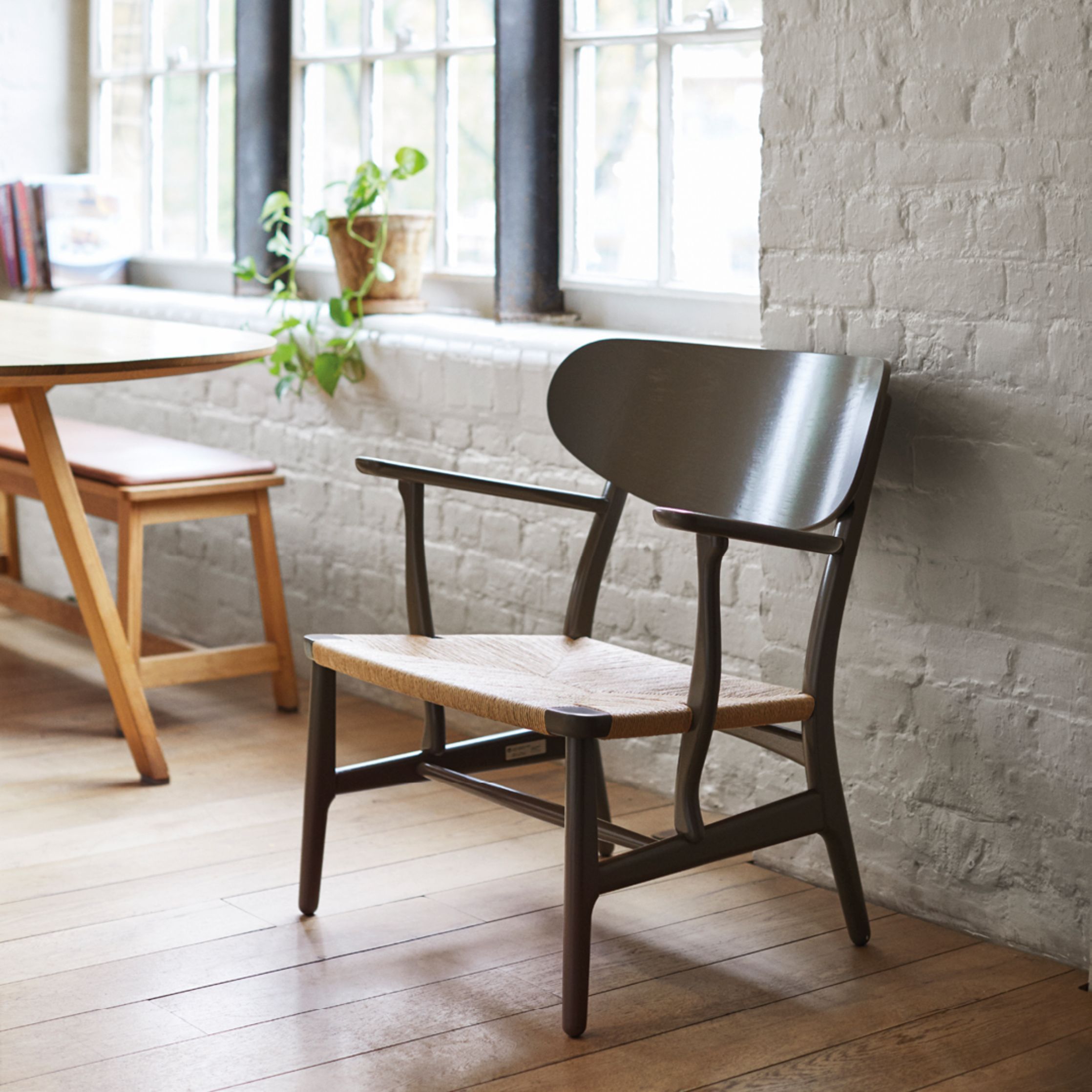 Karla Hansen CH22 Lounge Chair Oak, břidlicová hnědá/přírodní proutěný