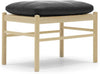 CARL HANSEN OW149 F FOOTOOL pro koloniální křeslo, Ourovaná dub/černá kůže