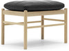 CARL HANSEN OW149 F FOOTOOL pro koloniální křeslo, mýdlový dub/černá kůže
