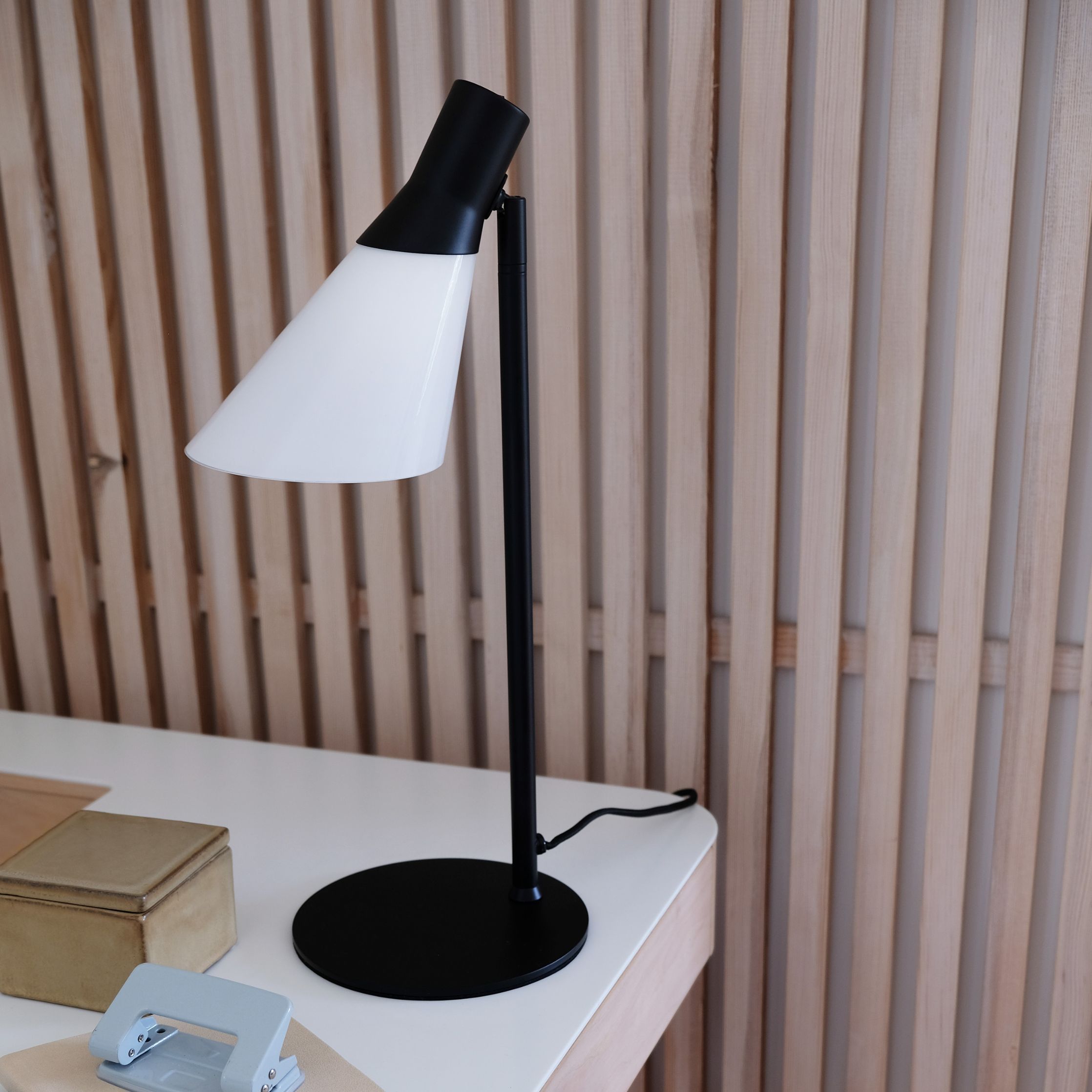 Dyberg Larsen Gent Stolové lampy, Opal/Matt Black