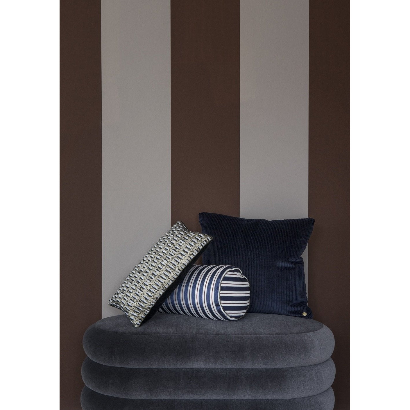 Ferm Living Silné linie tapety, hořčice/zlomená bílá