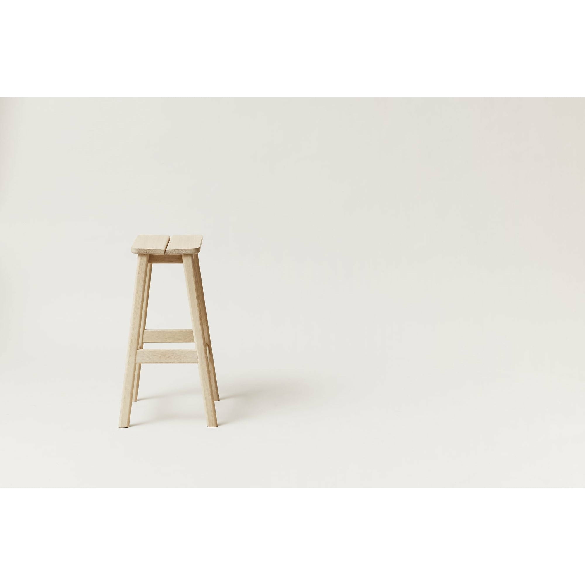 [product_category]-Form&Refine Angle Barhocker 65 cm, Weiss-Pigmentierte Eiche-Form&Refine-2191-FOR-4