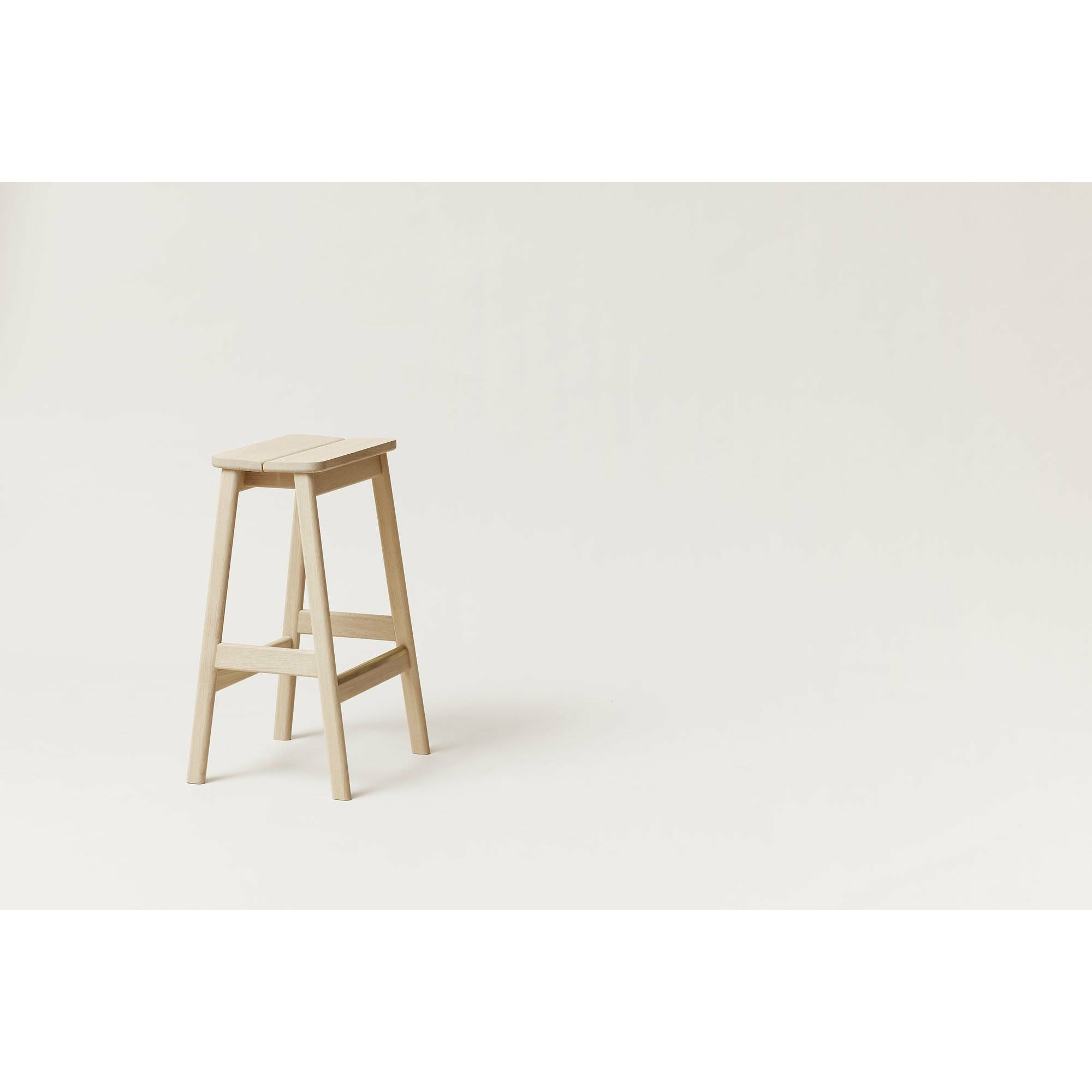 [product_category]-Form&Refine Angle Barhocker 65 cm, Weiss-Pigmentierte Eiche-Form&Refine-2191-FOR-7