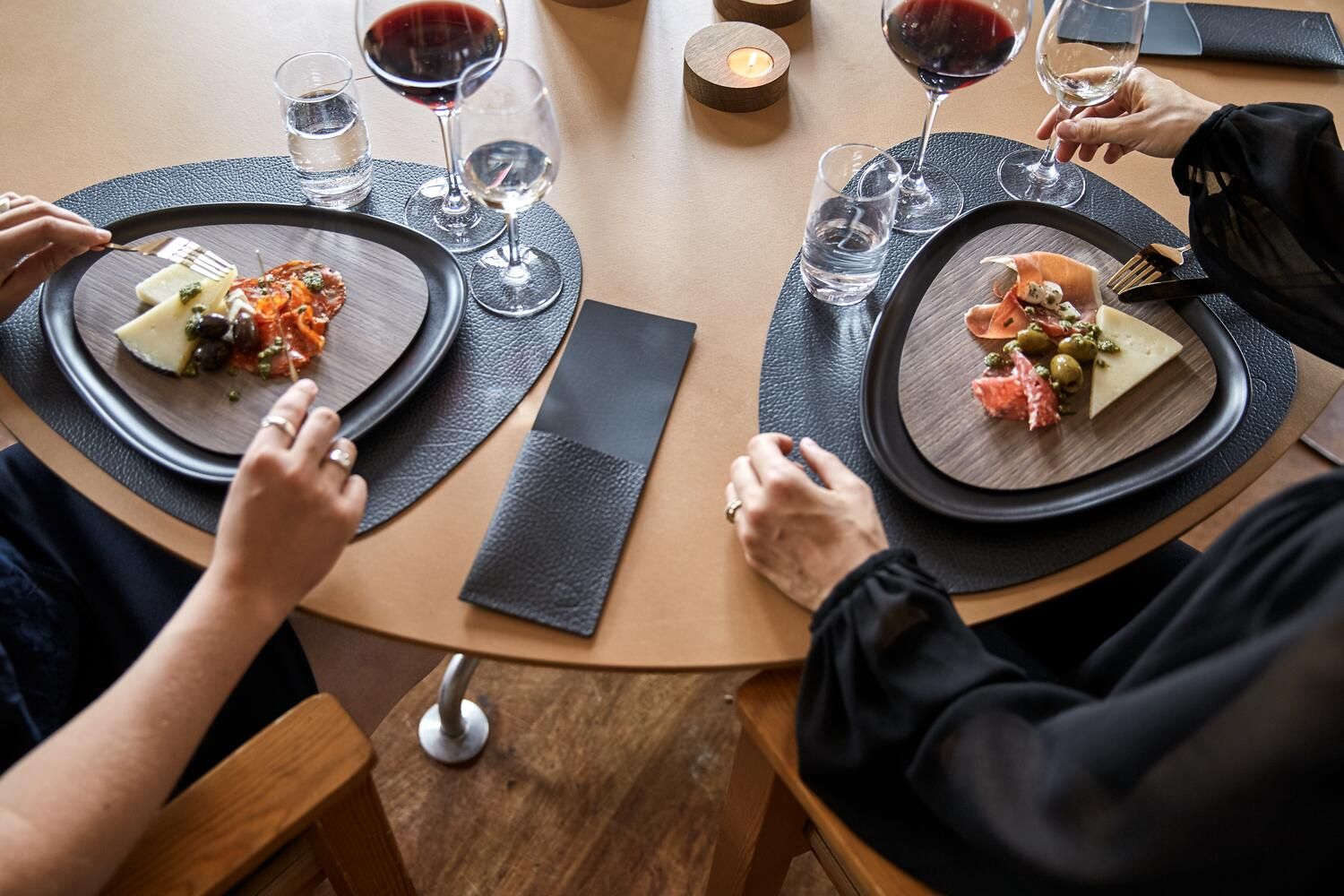 [product_category]-Lind Dna Curve Placemat Hippo Leather L, Black Anthracite-Lind DNA-5711591941454-981292-LIN-5