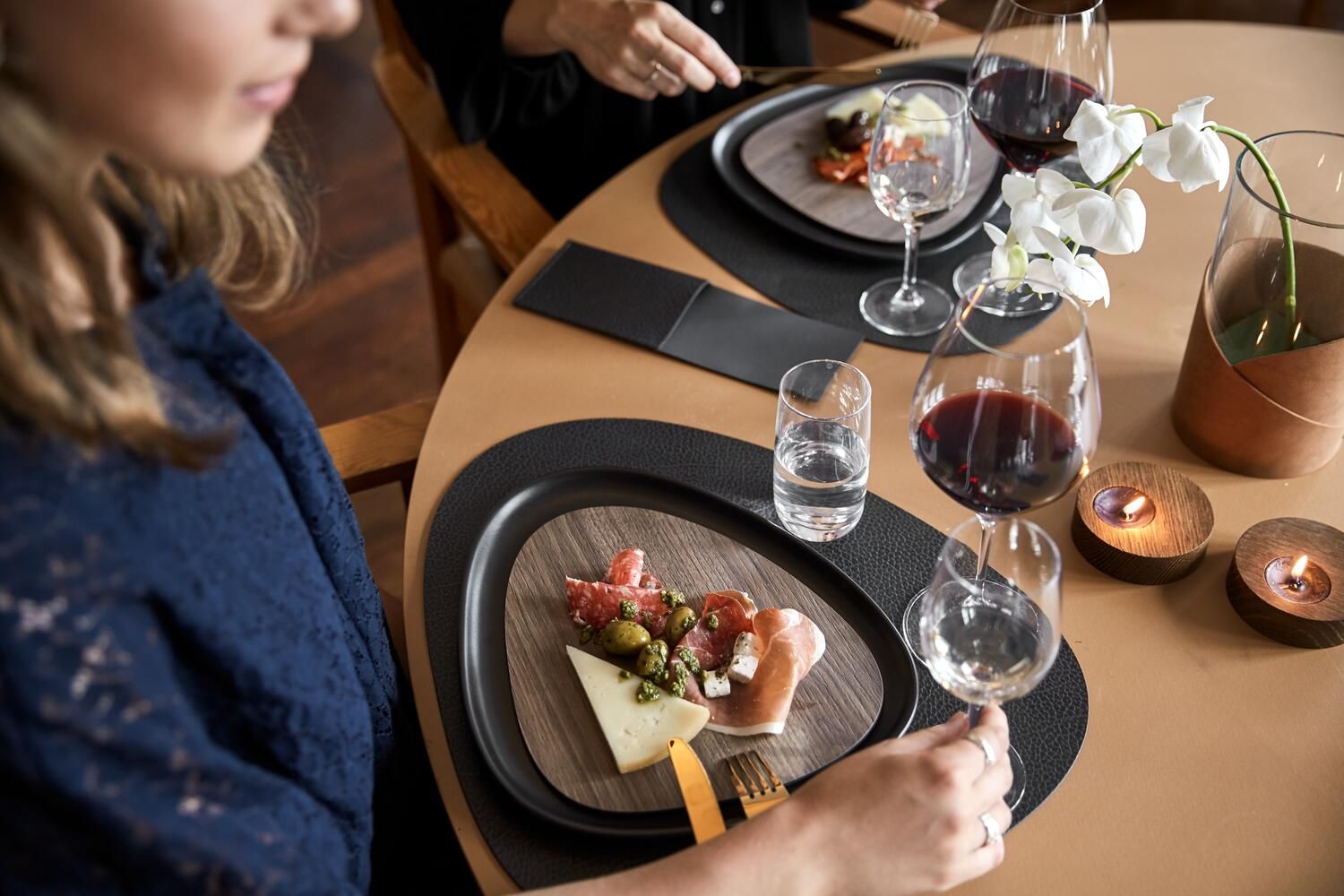 [product_category]-Lind Dna Curve Placemat Hippo Leather L, Black Anthracite-Lind DNA-5711591941454-981292-LIN-6