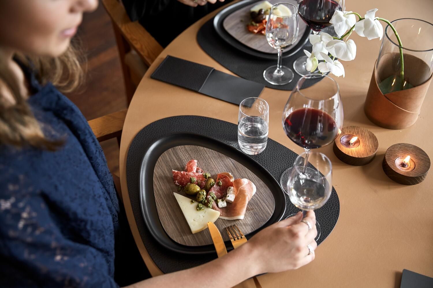 [product_category]-Lind Dna Curve Placemat Hippo Leather L, Black Anthracite-Lind DNA-5711591941454-981292-LIN-7