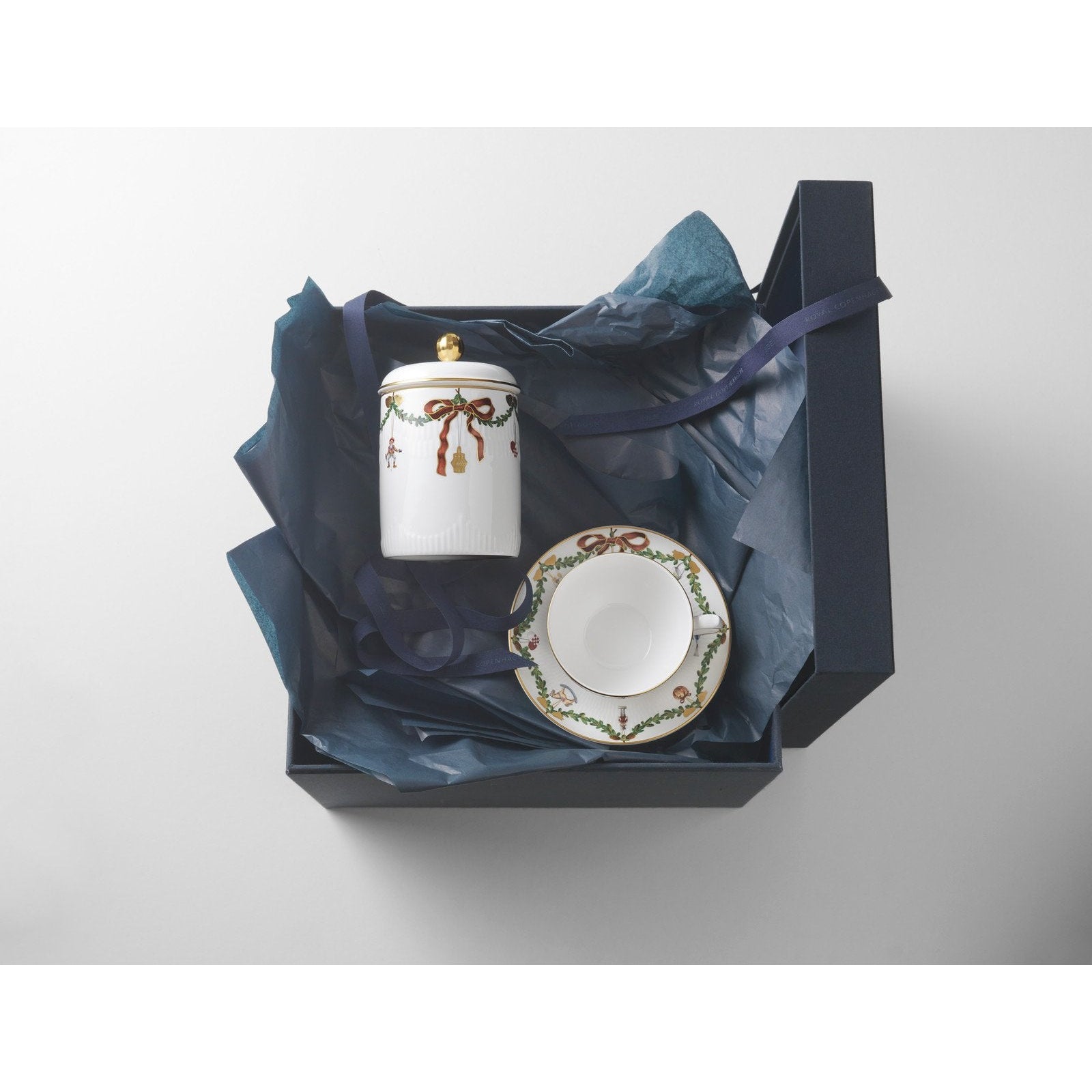 [product_category]-Royal Copenhagen Star Fluted Christmas Mug W. Saucer, 32cl-Royal Copenhagen-5705140728627-1019974-ROY-4