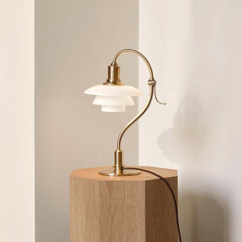 Louis Poulsen PH 2/2 Stolní lampa otazník, mosaz/opálové sklo lesklé