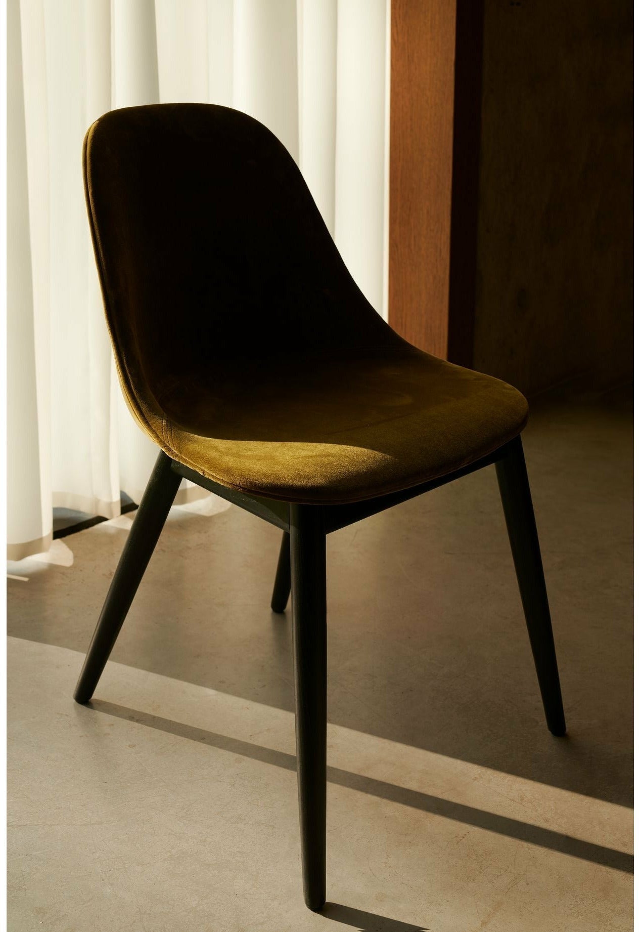 Audo Copenhagen Přístavní čalouněná židle Natural Oak, Bouclé 02