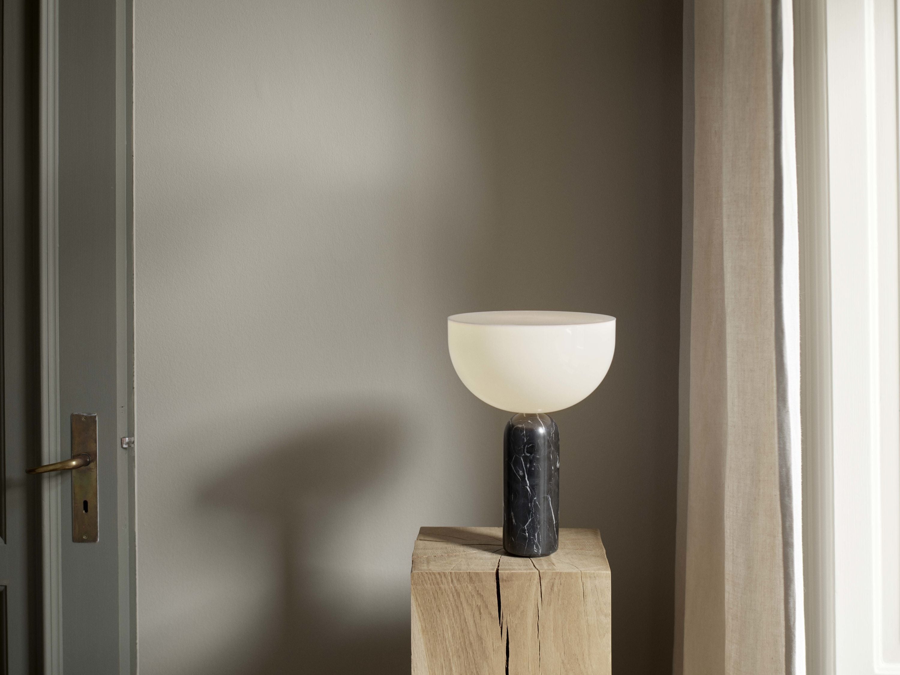 Nová díla stolní lampa Kizu Malý mramor, černá