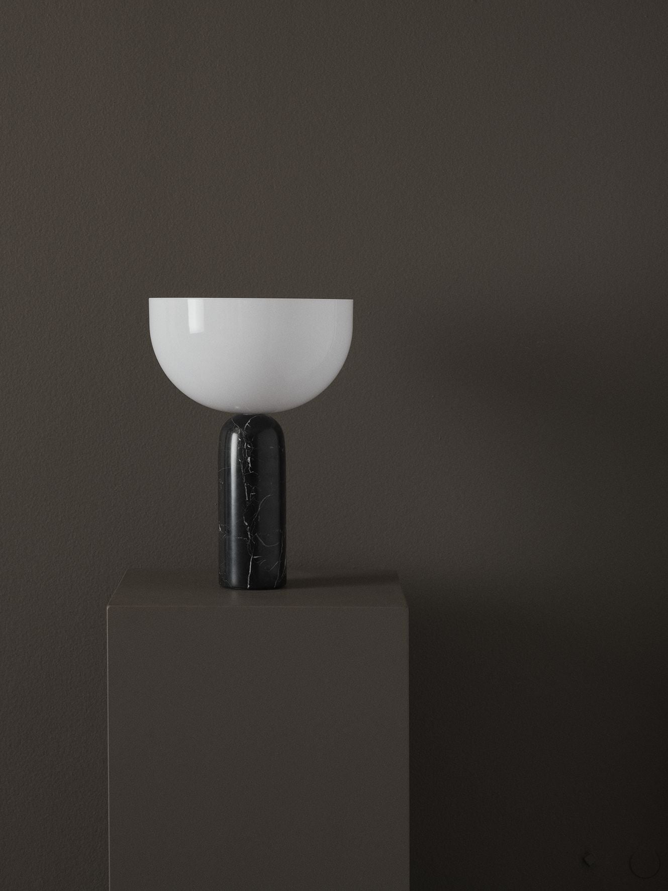 Nová díla stolní lampa Kizu Malý mramor, černá